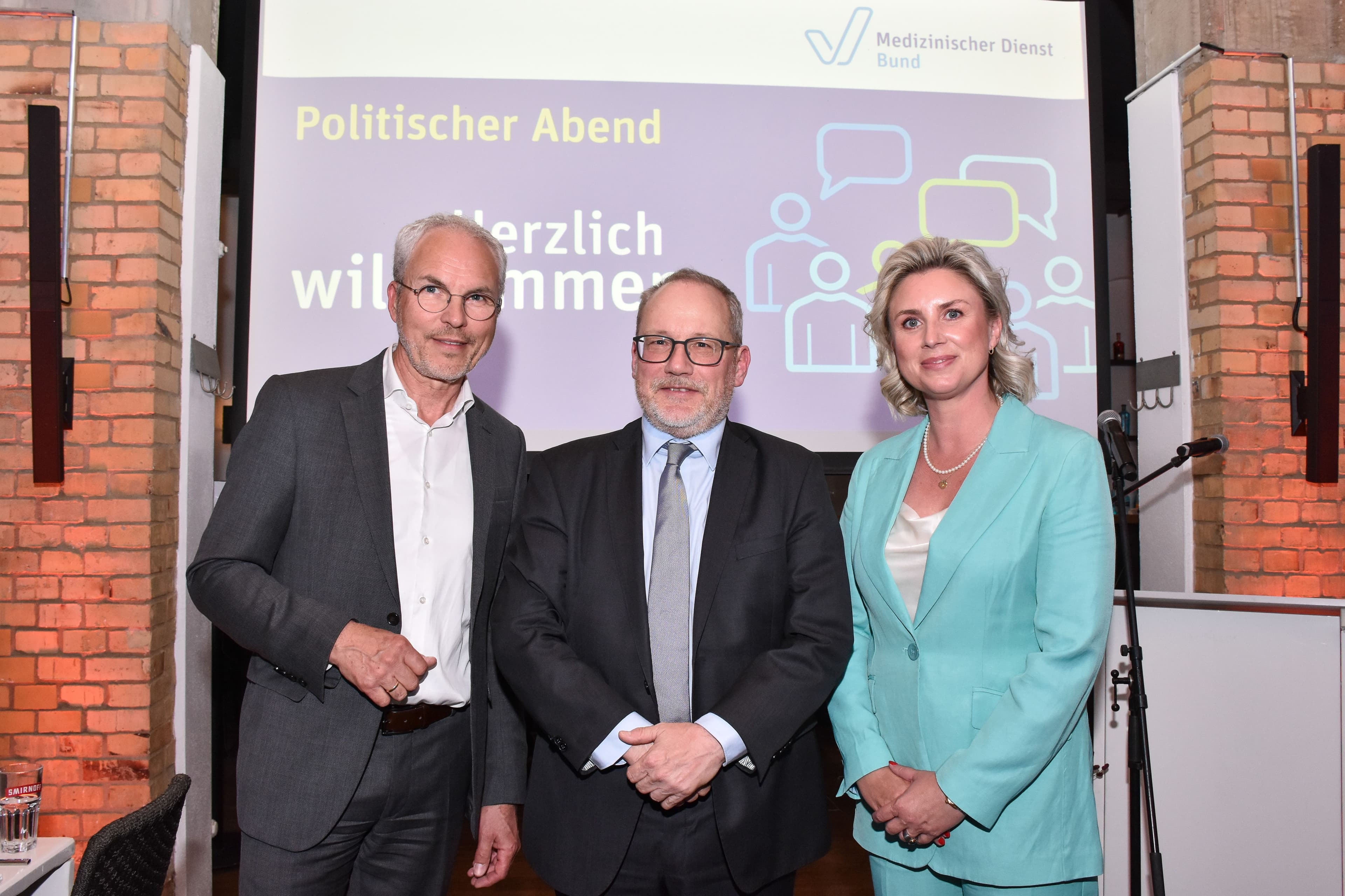 Die drei Redner beim politischen Abend des MD Bund: Vorstandsvorsitzender Stefan Gronemeyer (l.) und seine Stellvertreterin Carola Engler (r.) sowie BMG-Abteilungsleiter Martin Schölkopf (M.)