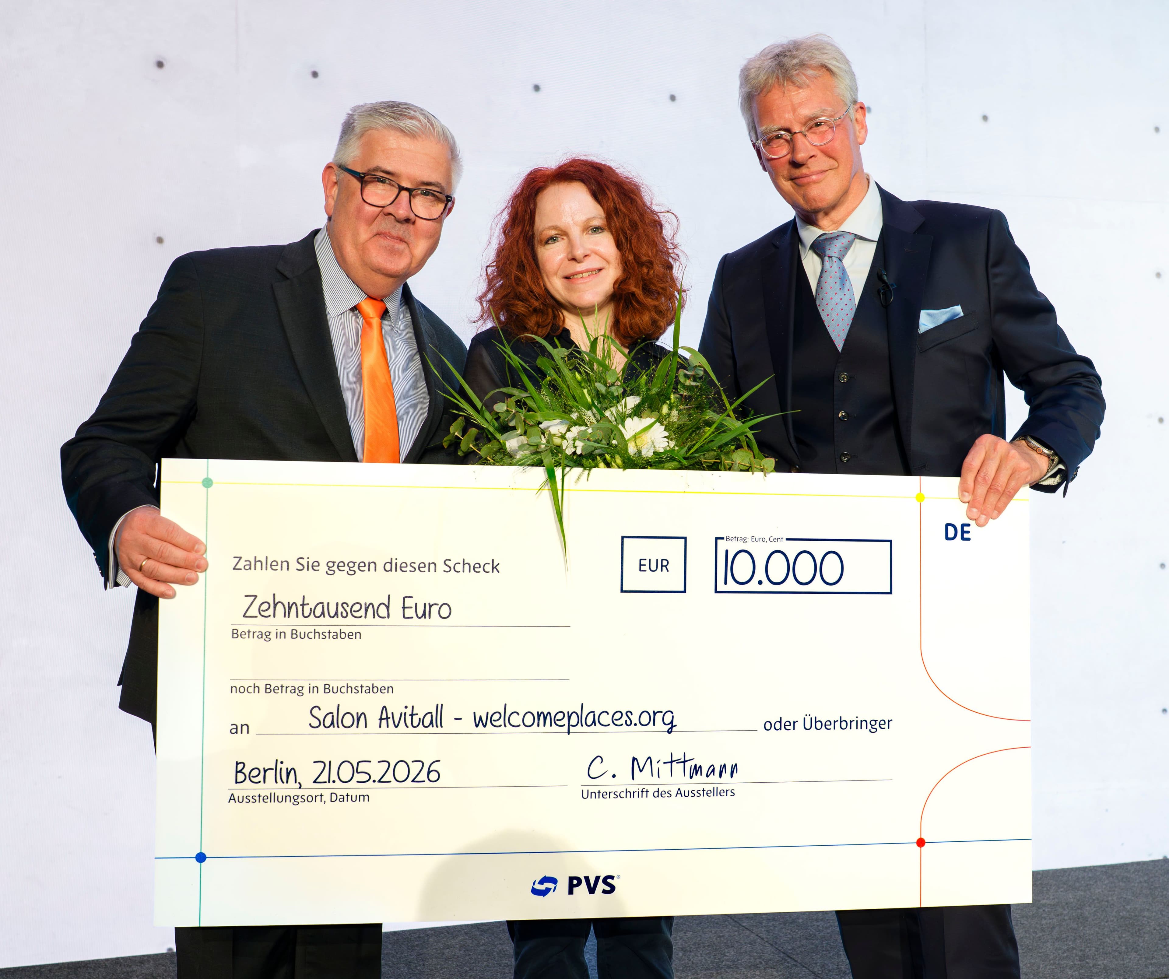 Eine Spende der PVS für Welcomeplaces: für Menschen in Bedrängnis: Stefan Tilgner (PVS-Verband), Avitall Gerstetter (Welcomplaces), Christof Mittmann (PVS-Verband) (v.l.n.r.)