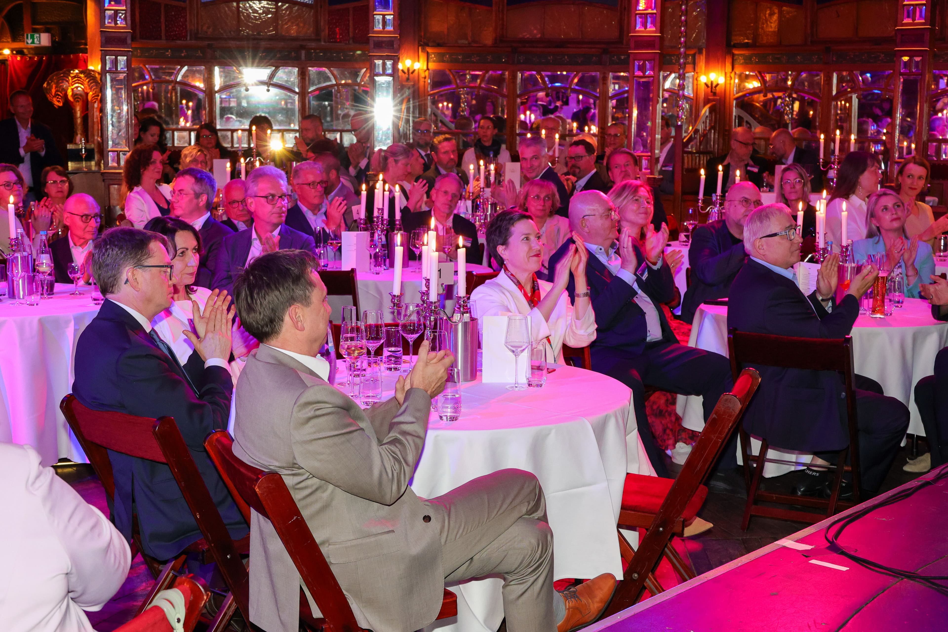 Begeisterung pur bei den Gästen in der „Bar jeder Vernunft“